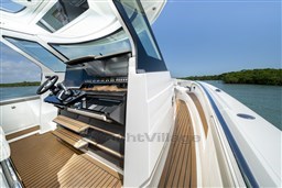 Tiara 48LS helm station detail