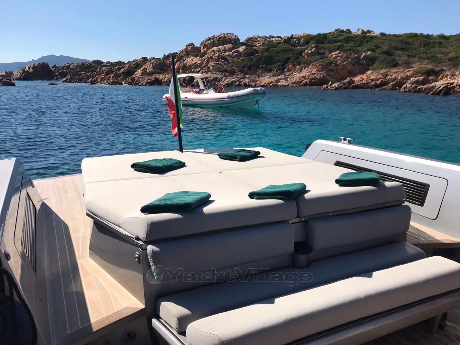 Aft sunpad