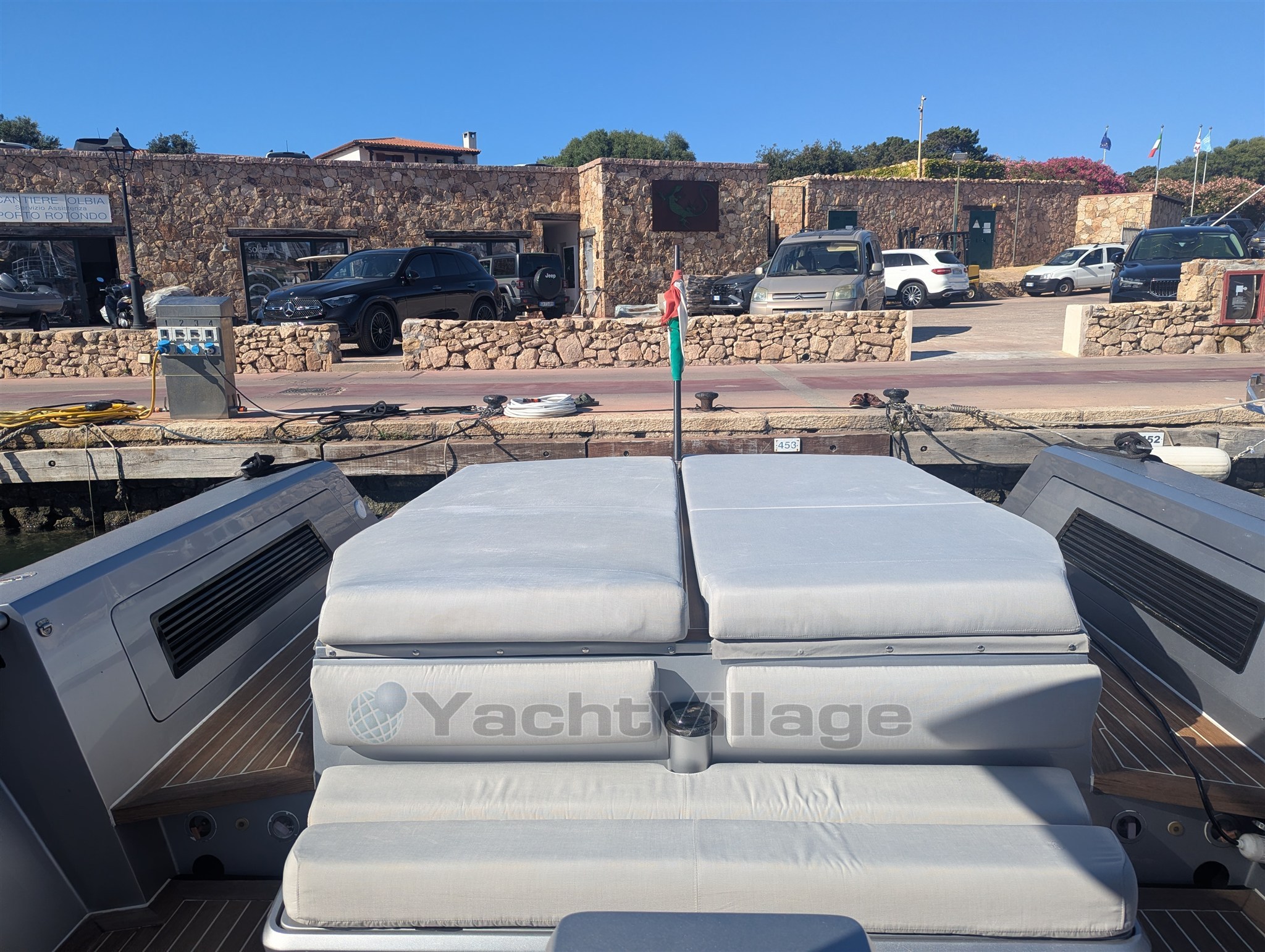 Aft sunpad