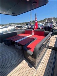 Convertible cockpit dinette
