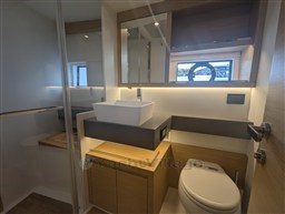 Pardo GT52 guest bathroom