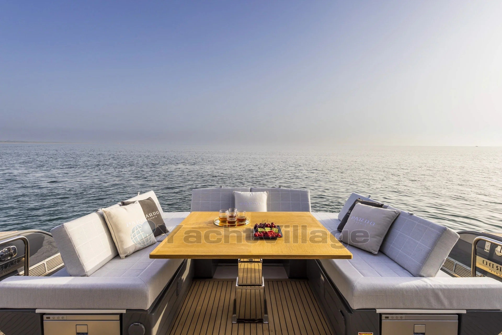 Pardo GT52 cockpit dinette