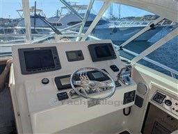 Cabo 38 Express helm