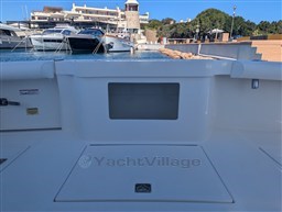 Cabo 38 Express live baitwell