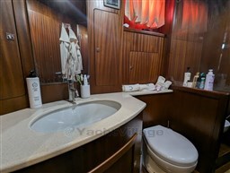 Sciallino 52 Gemy owner's bathroom