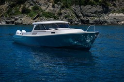 Toy 39 Outboard bow profile