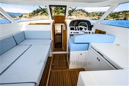 Toy 39 Outboard dinette detail