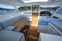 Toy 39 Outboard  dinette