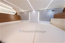 {I} Opt mid cabin queen berth
