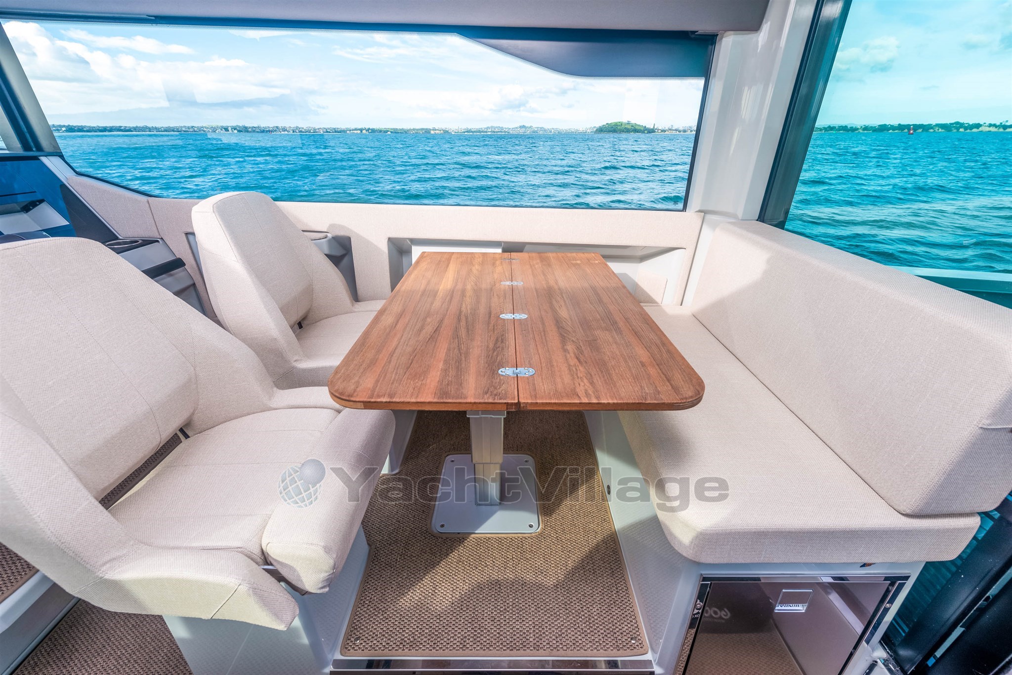 Saxdor 320 GTC dinette detail