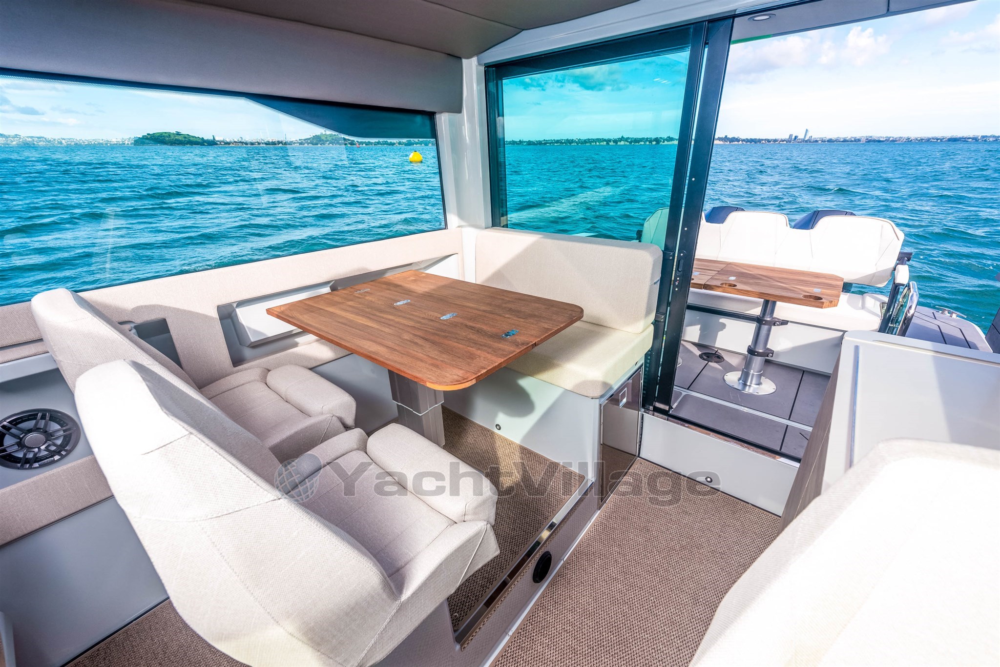 Saxdor 320 GTC salon to aft