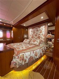 Alalunga 85 Sport X owner's cabin side view