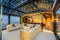 {I}Indoor living room