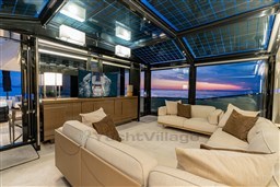 {I}Indoor living room