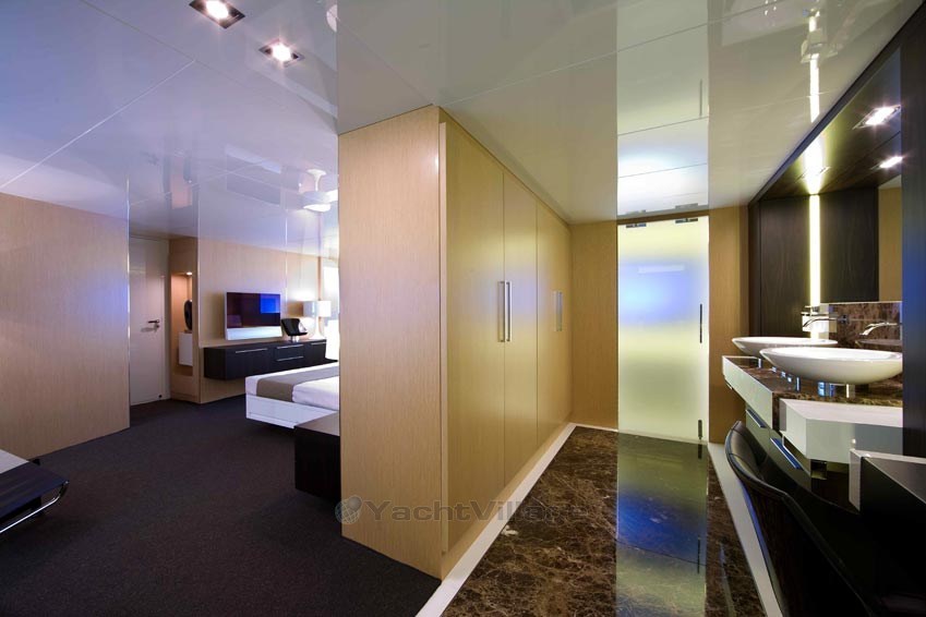 {I}VIP cabin & bathroom