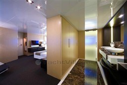 {I}VIP cabin & bathroom