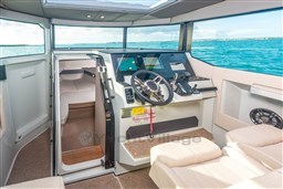 Saxdor 320 GTC helm station