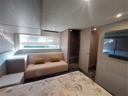 Azimut 53 Fly owner's cabin