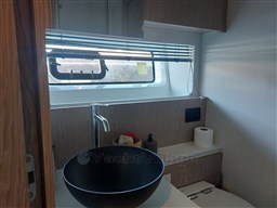 Azimut 53 Fly bathroom