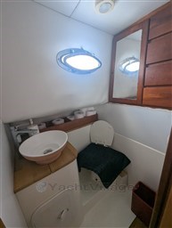 Canamer 33 bathroom
