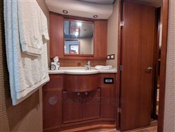 Bertram 630 Vip bathroom