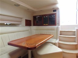 Riviera 4000 Offshore, dinette to aft