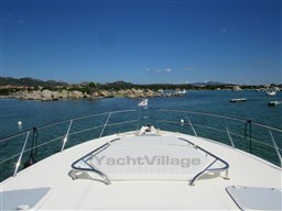 Riviera 4000 Offshore, fwd sundeck