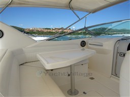 Riviera 4000 Offshore, cockpit dinette