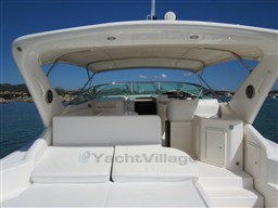 Riviera 4000 Offshore, cockpit detail