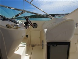 Riviera 4000 Offshore, helm station detail