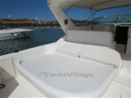 Riviera 4000 Offshore, cockpit sunpad