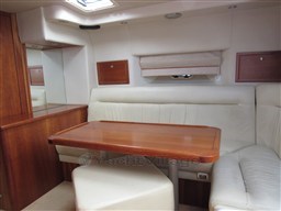 Riviera 4000 Offshore, dinette