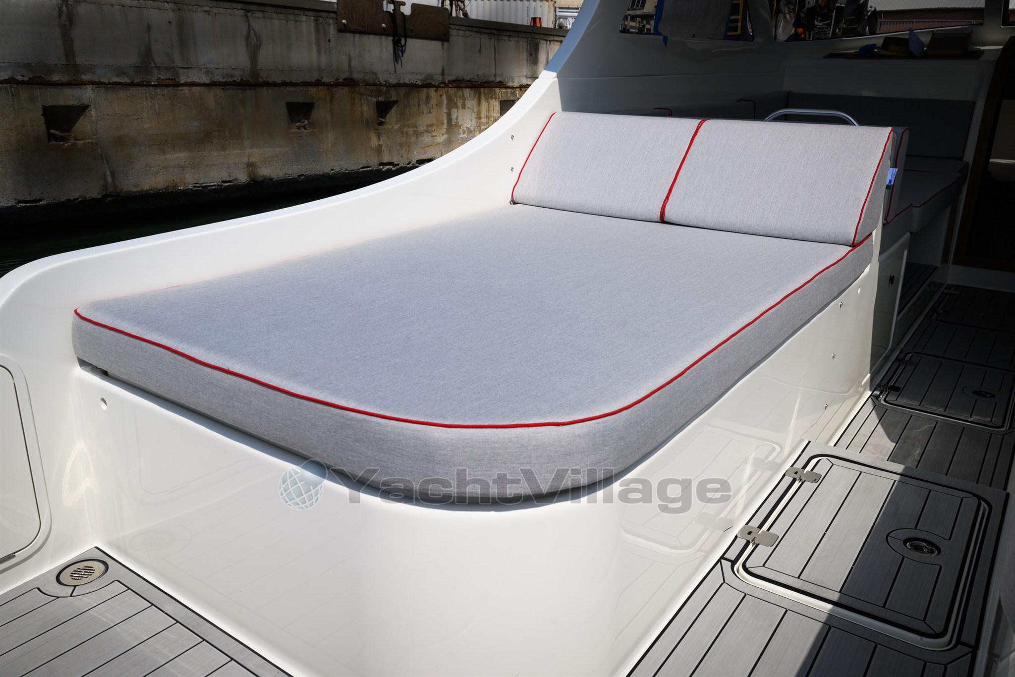 Toy 39 Outboard, sunpad detail