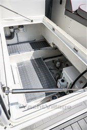 Toy 39 Outboard, sunpad storage 2