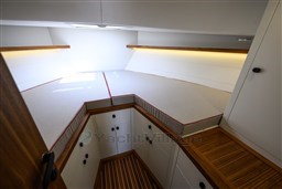 Toy 39 Outboard, cabin