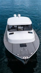 Toy 39 Outboard, bow