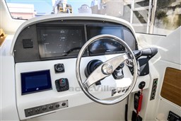 Toy 39 Outboard, helm station