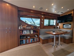 Hatteras 50 dinette