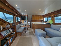 Hatteras 50 salon