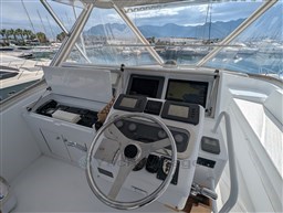Hatteras 50 helm detail