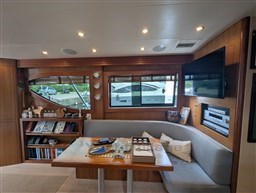 Hatteras 50 salon side