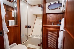 San Juan 48 Guest bathroom