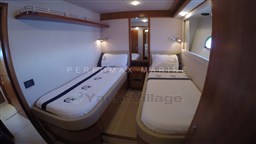 2005 Ferretti 830 (3).jpg