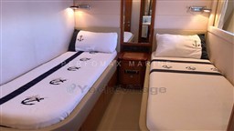 2005 Ferretti 830 (10).jpg