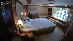 2005 Ferretti 830 (26).jpg