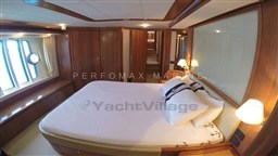 2005 Ferretti 830 (1).jpg