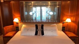 2005 Ferretti 830 (9).jpg