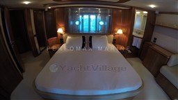 2005 Ferretti 830 (2).jpg