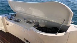 2005 Ferretti 830 (17).jpg