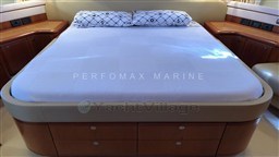2005 Ferretti 830 (11).jpg